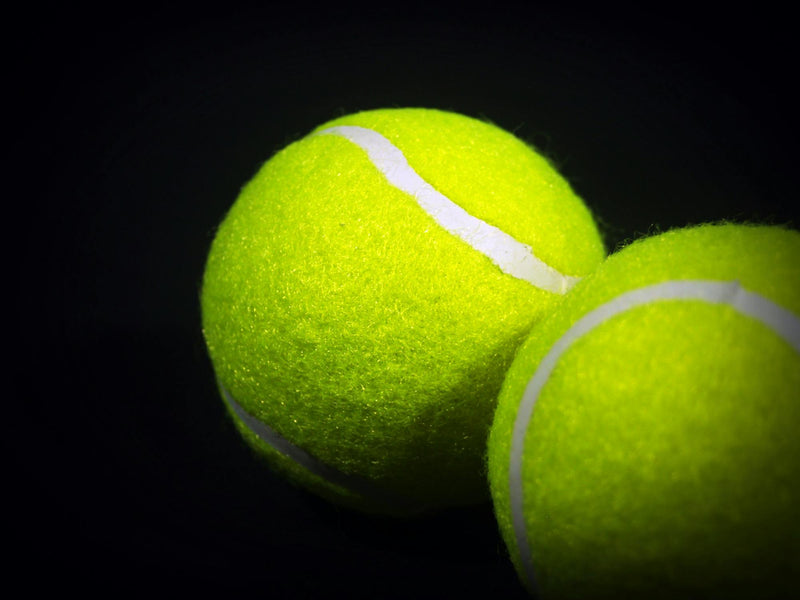 Nærbillede af gule tennisbolde